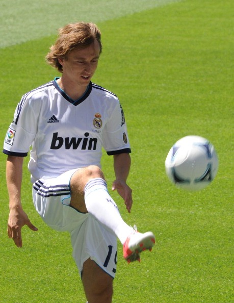 Luka Modric ra mắt các Madridista trên sân vận động Bernabeu...